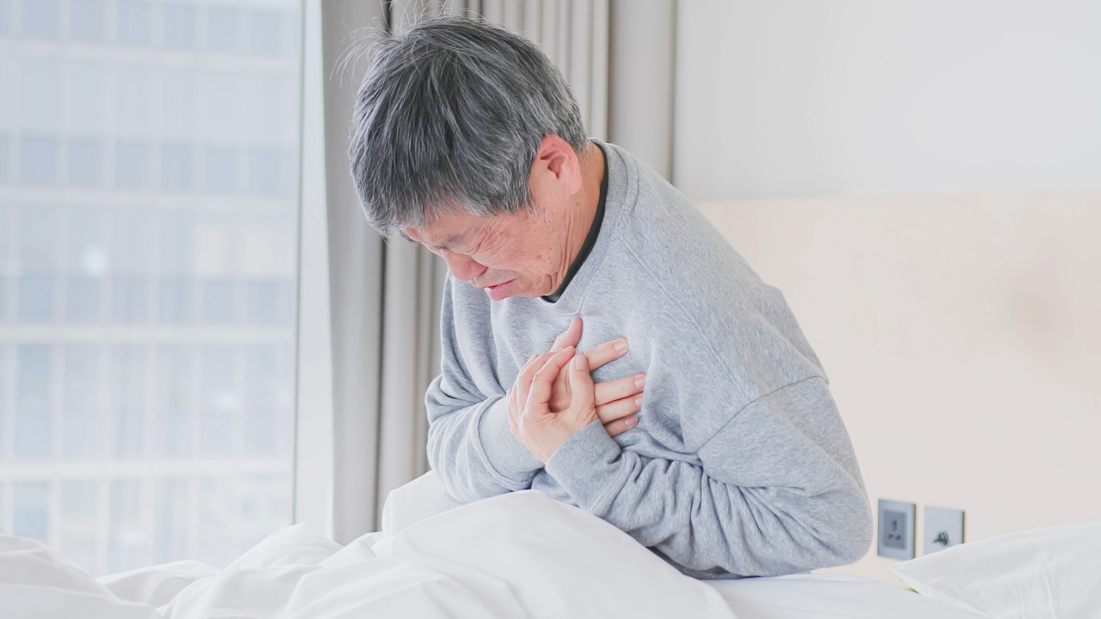 Here's What Your Body Is Trying To Tell You If You Wake Up With Chest Pain