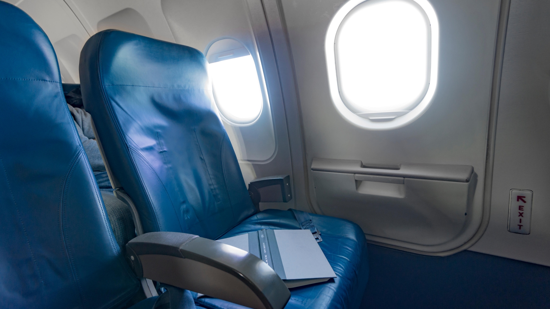 Man splits opinions after refusing to get out of the window seat, despite another passenger paying for it