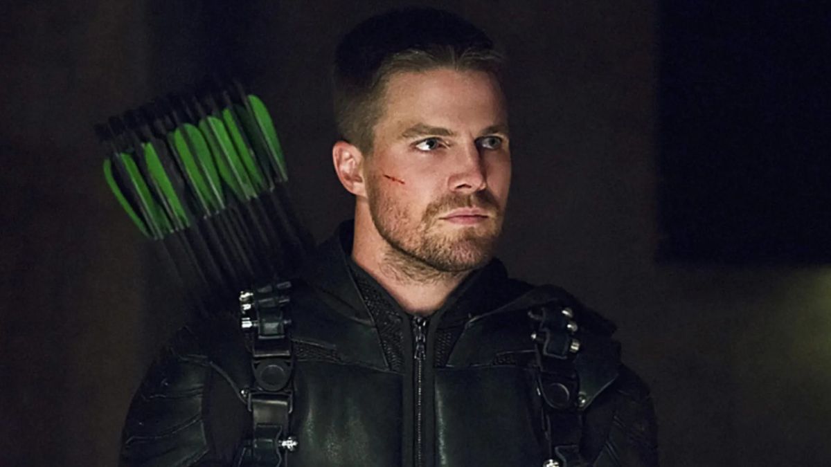 I Have No Idea What’s Going On In These Photos Of Arrow’s Stephen Amell And His Wife, But They Are Adorable