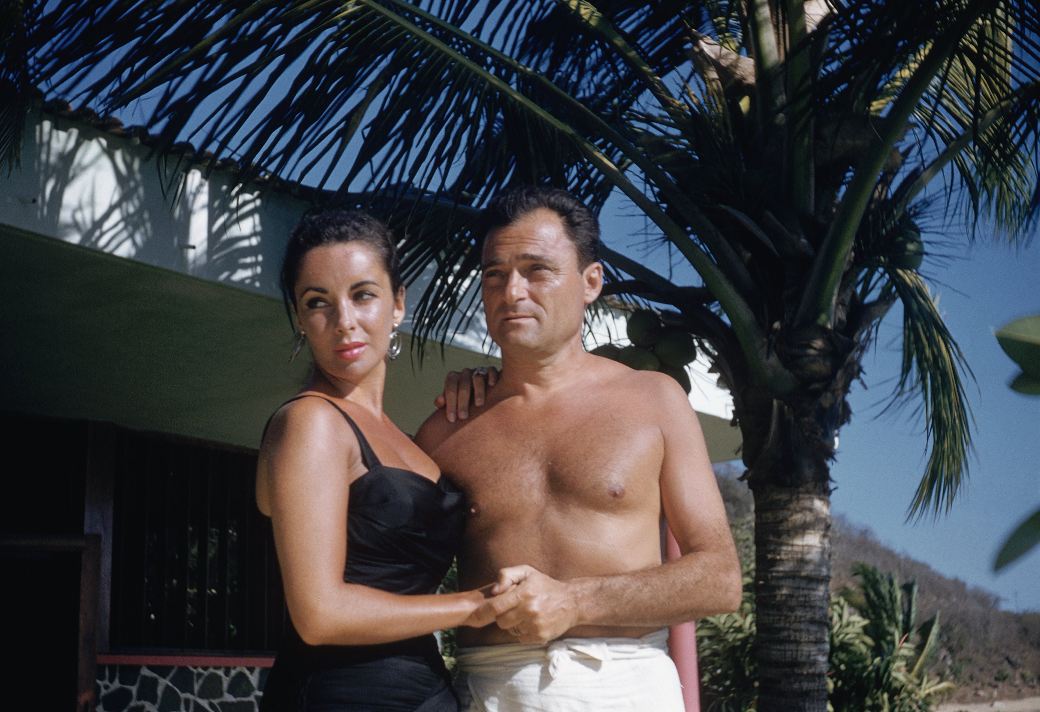 Portrait of Elizabeth Taylor and husband Mike Todd at their honeymoon retreat. | Source: Getty Images