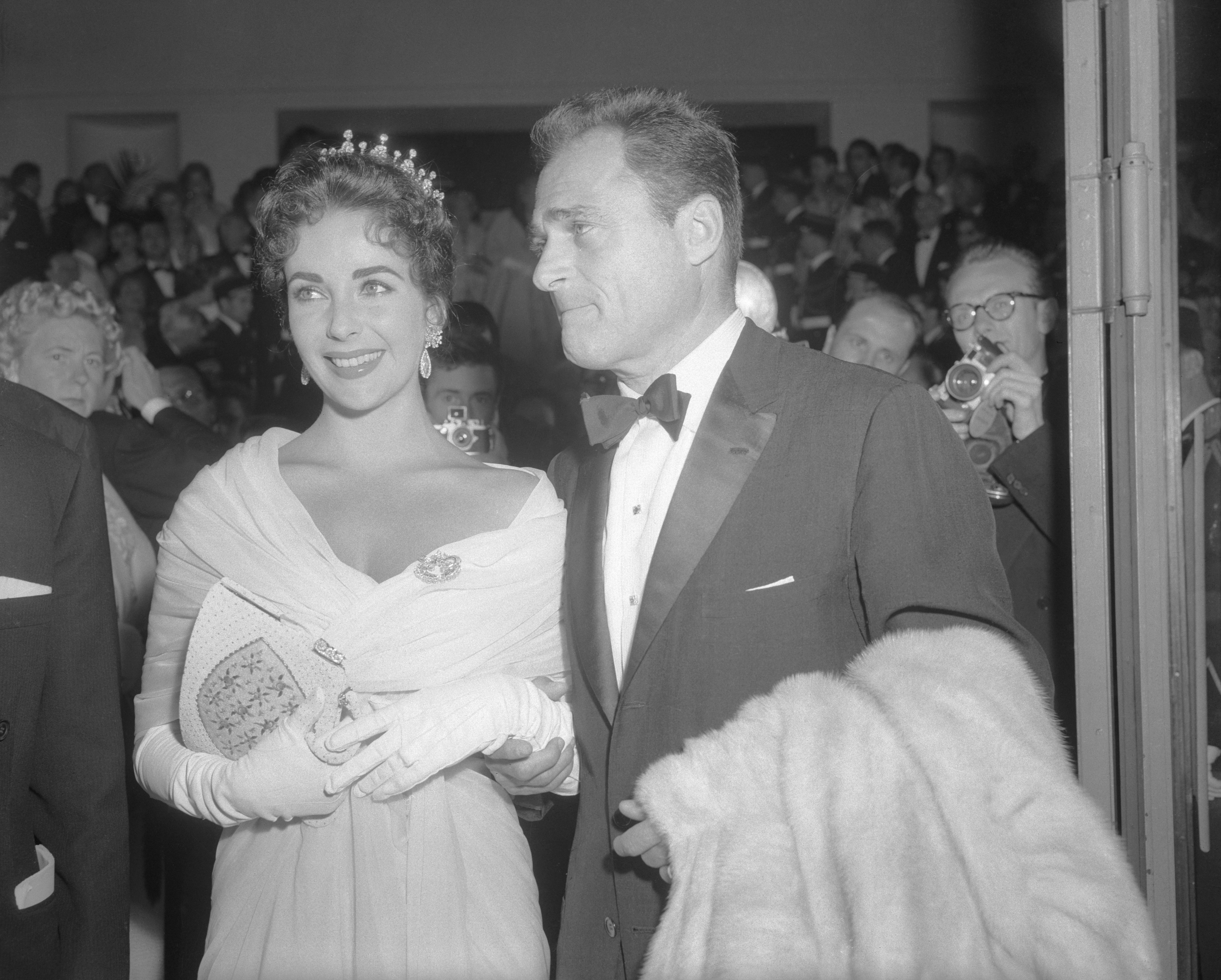 Producer Mike Todd, on top of the Cinema world, and his wife, actress Elizabeth Taylor, at the International Film Festival in Cannes. | Source: Getty Images