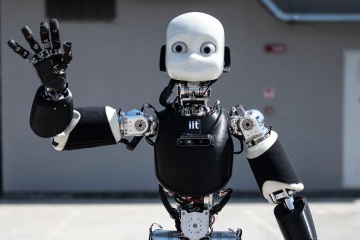 Humanoid robot holds eye contact as it TRICKS people into believing it can think