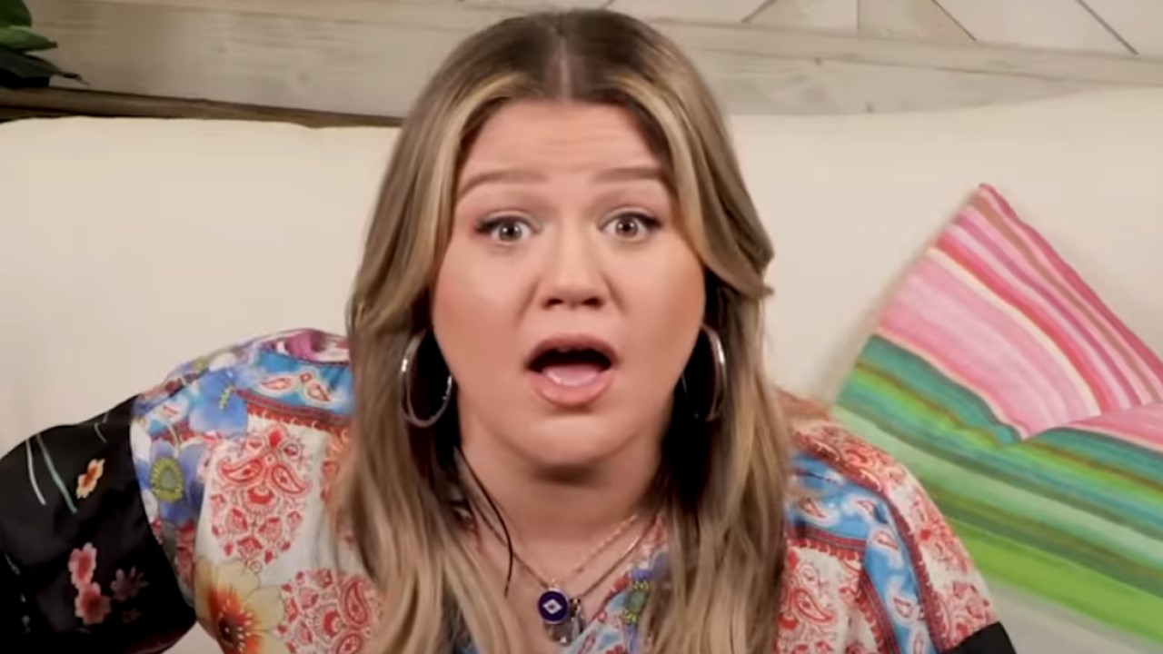 Kelly Clarkson is known for her voice. But, her hip-thrusting skills can be seen in BTS Video from Talk Show