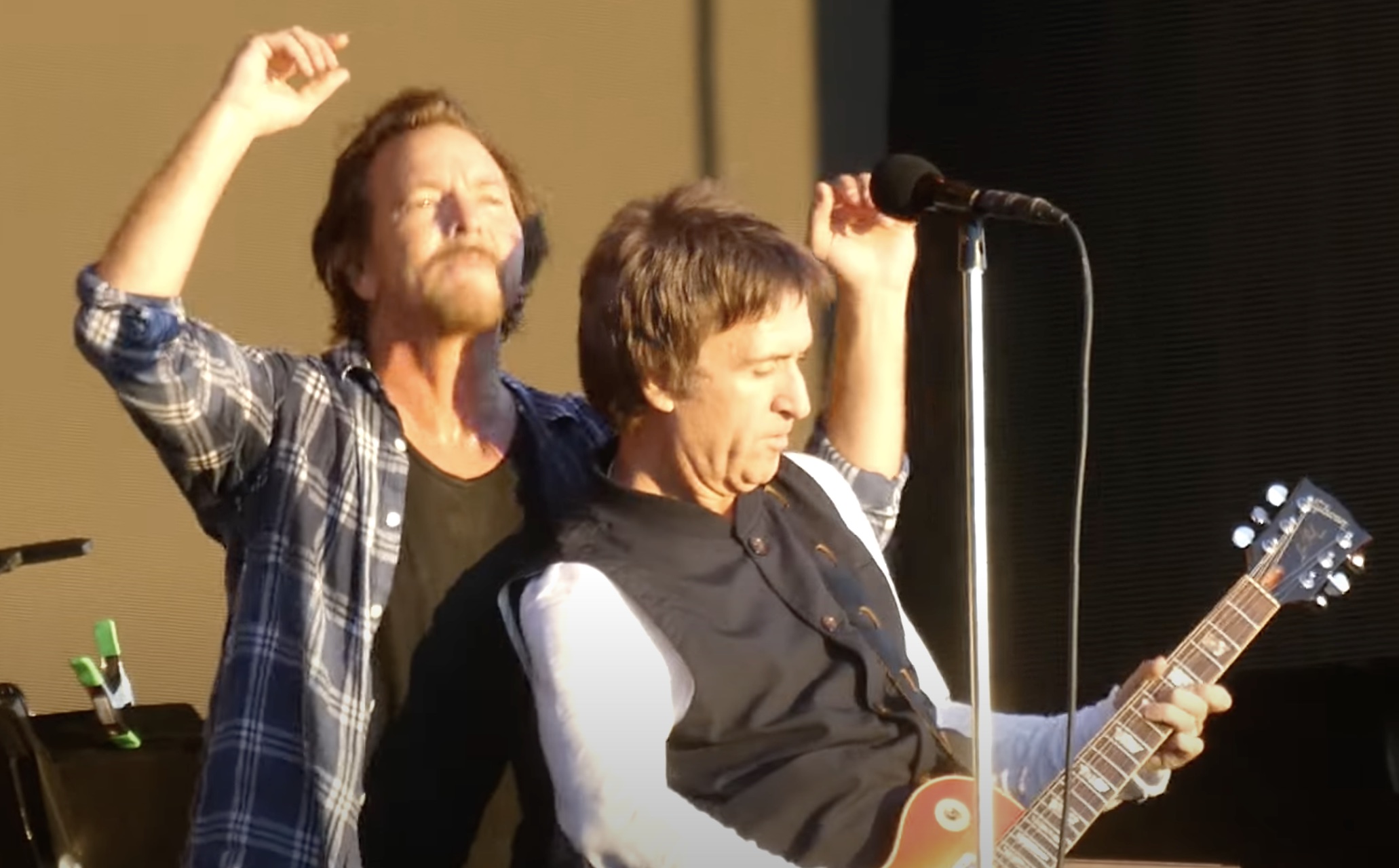 Pearl Jam brings out Johnny Marr in London to cover Neil Young Song