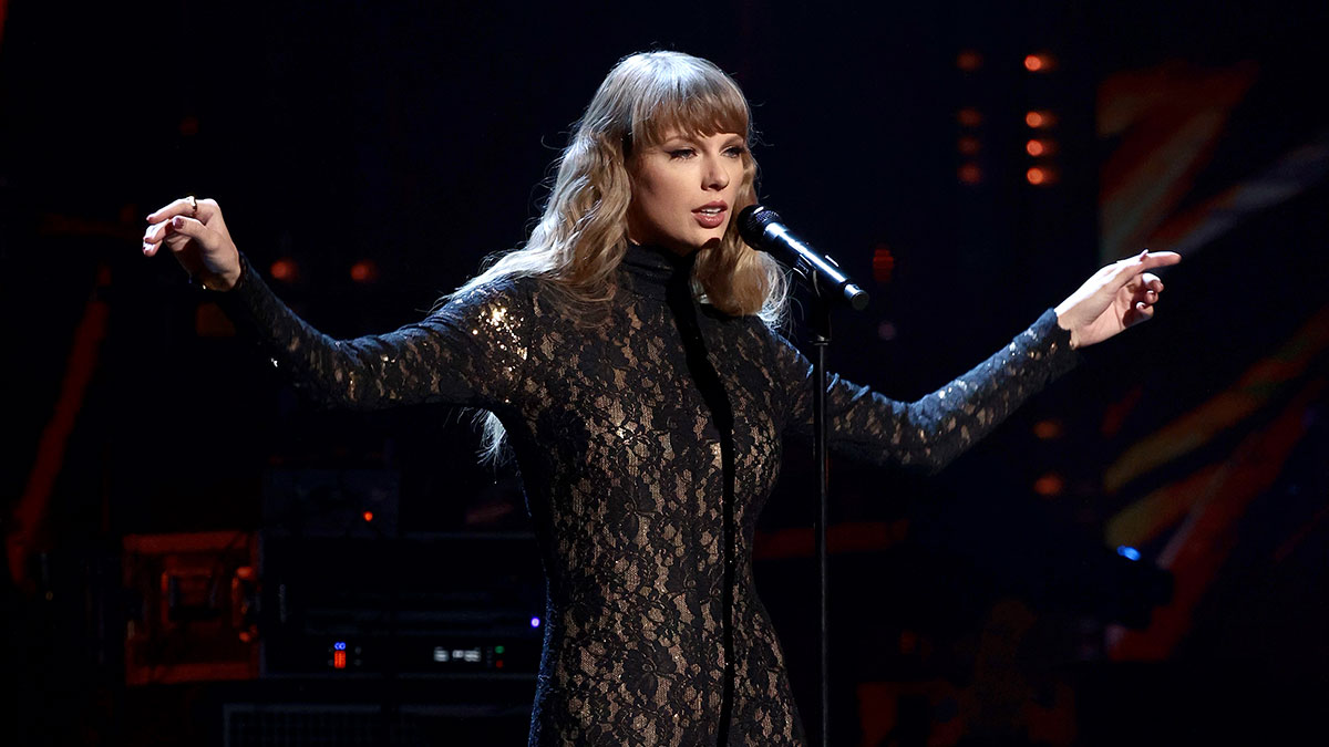 Taylor Swift defends herself after being accused of private jet emission offendence