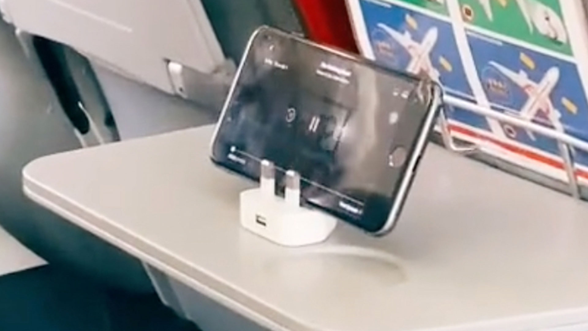 A man is labelled “lifesaver” for his clever way to watch movies on your phone while flying