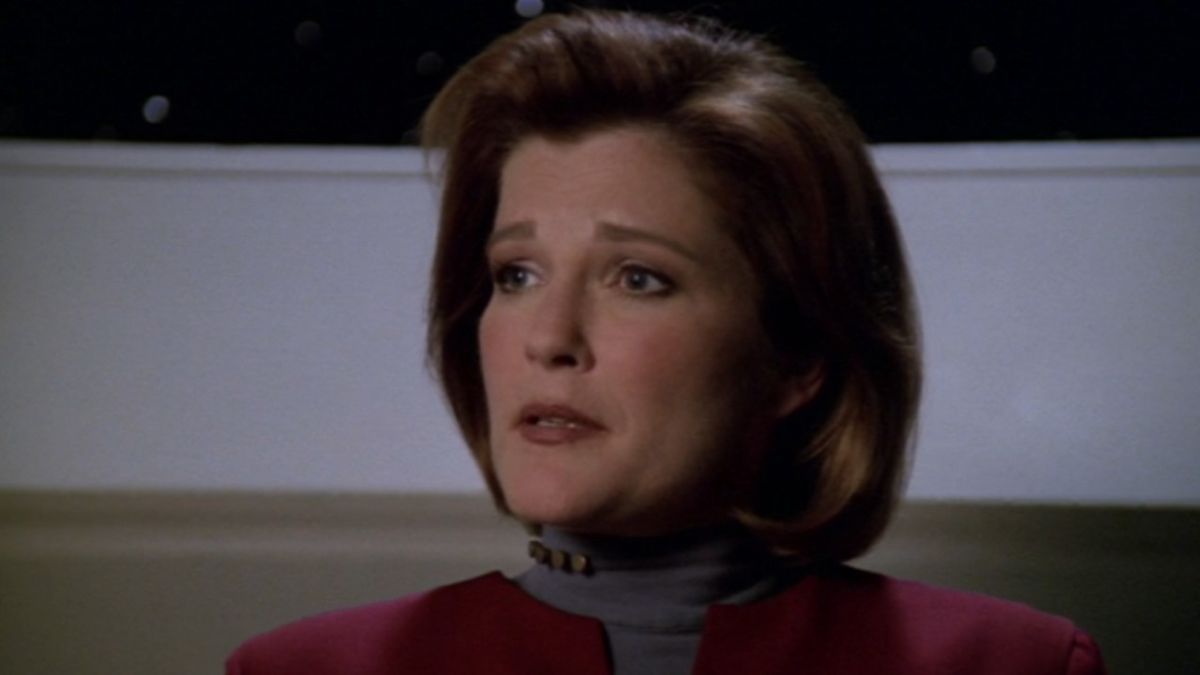 Star Trek: Voyager’s Kate Mulgrew Responds Well To Viral Fan Concerns About Her Visiting Janeway Monument