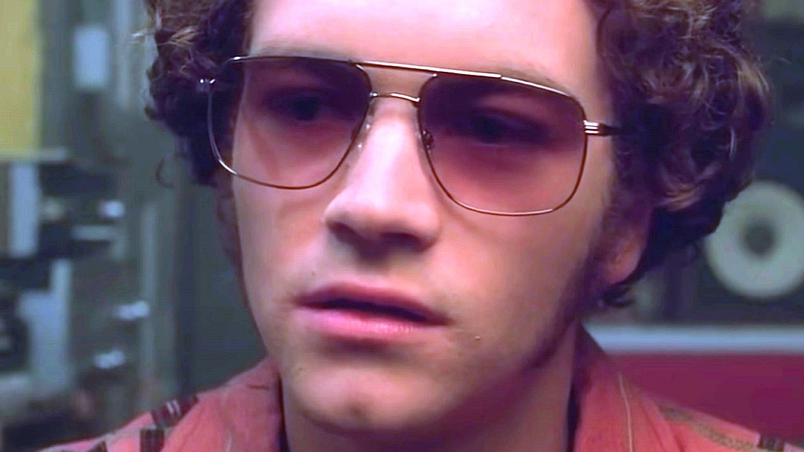 Fans have their theories on how the ’90s show will handle Hyde’s absence