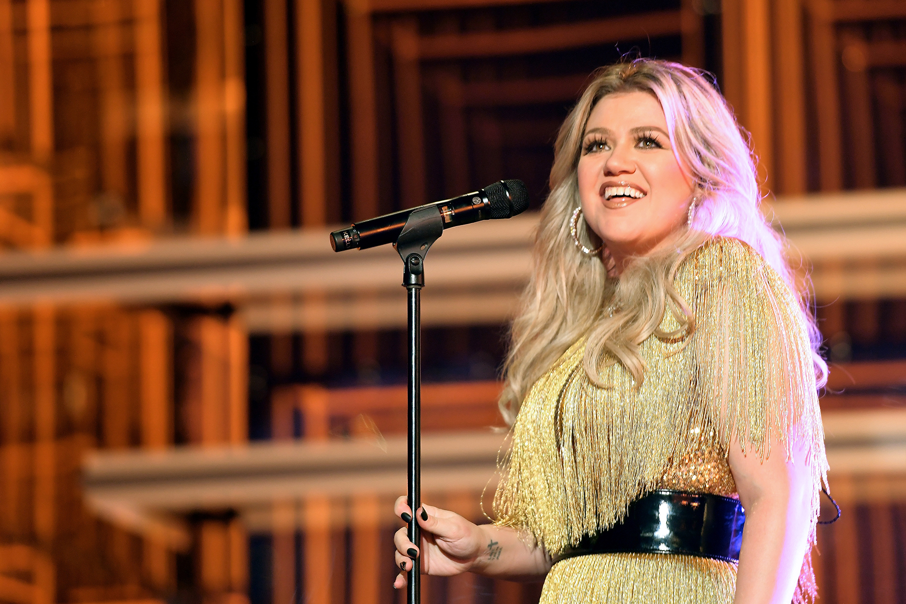 Kelly Clarkson searches for the Best Singers in the ‘Kellyoke Competition’