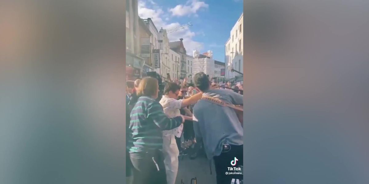 Lewis Capaldi joins Niall Horan as a busker for a concert on the streets in Dublin