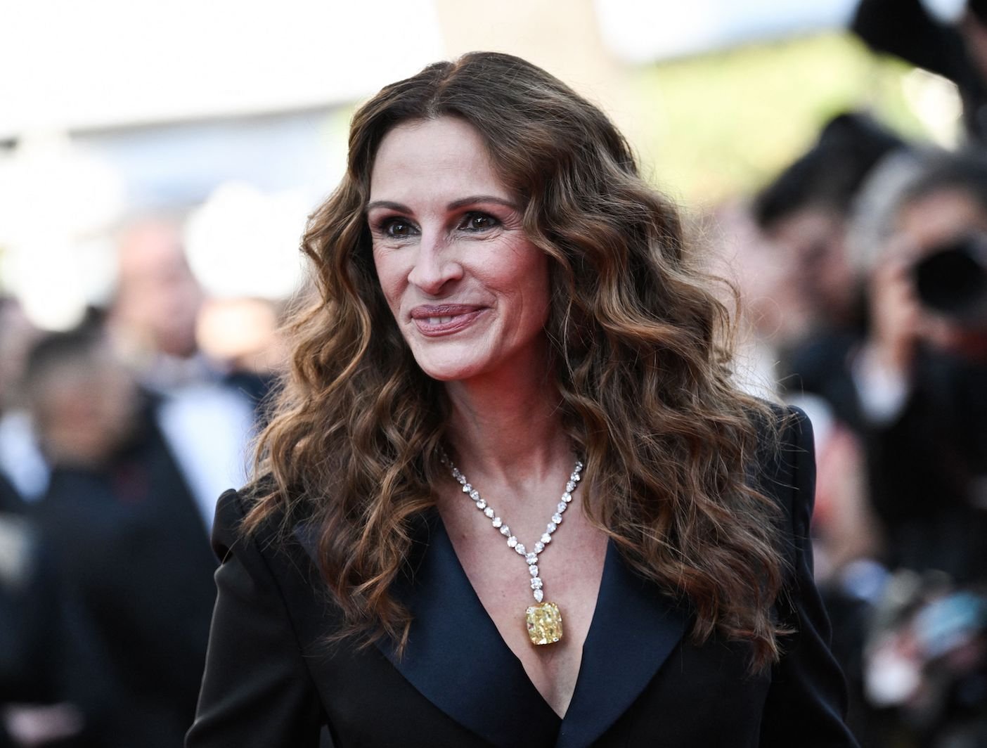 Sketchy Insider Claims Julia Roberts’ Marriage Apparently On ‘Life Support’ After Solo Appearance
