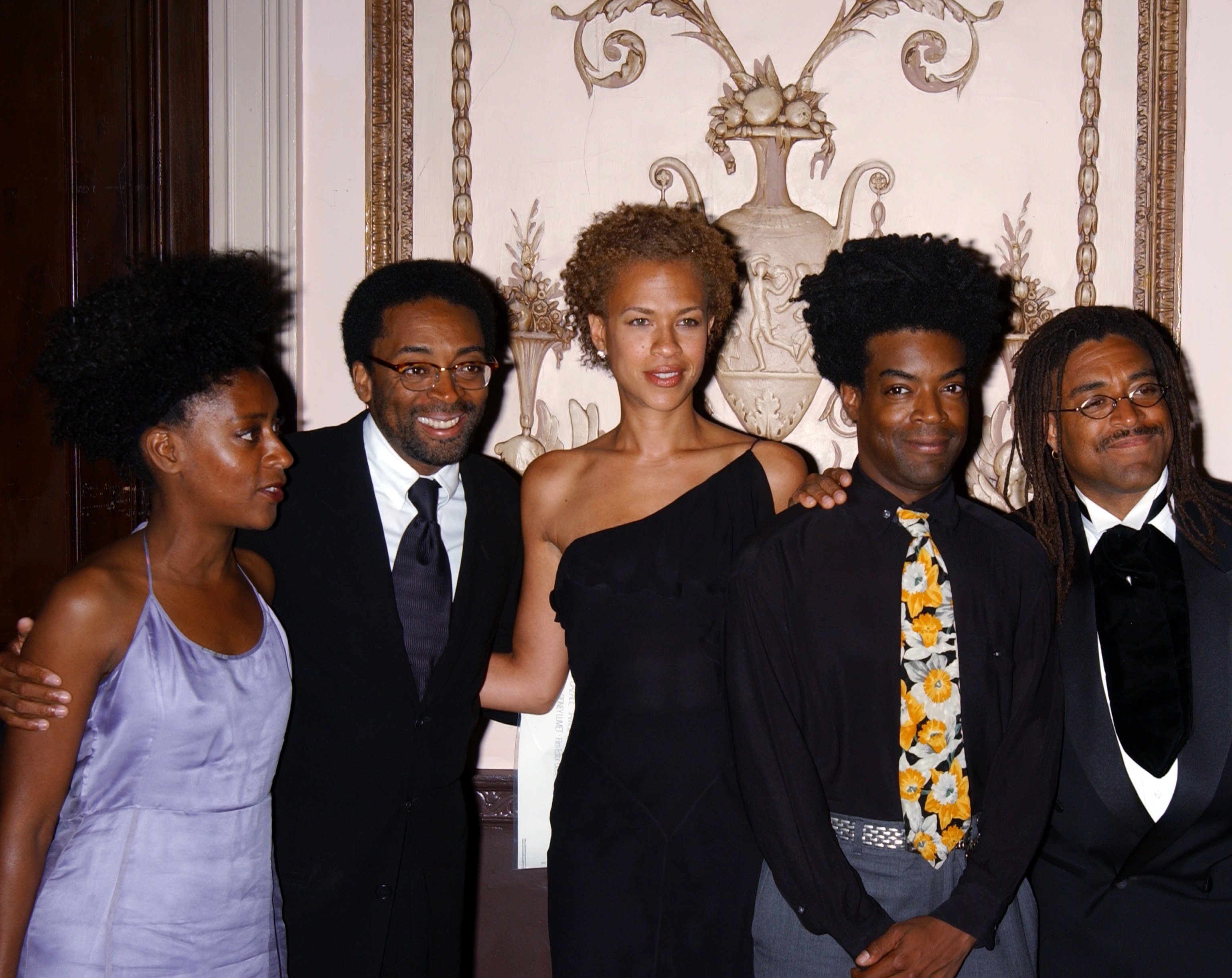 Spike Lee photographed together with sister Joie (left), hiswife Tonya, and brothers Cinque (2nd right) and David (right) during the third annual Directors Guild of America Honors dinner at the Waldorf-Astoria | Source: Getty Images