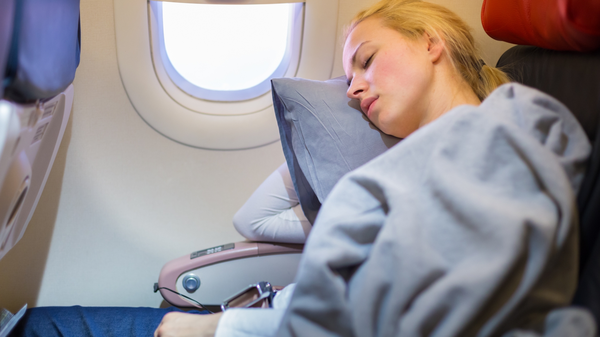 I’m a sleep expert. Everyone makes the same mistake when they try to sleep on planes.