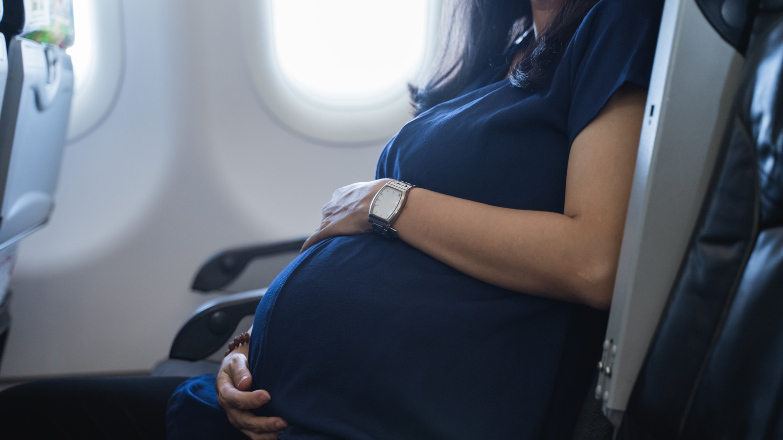Tips on how to stay safe while flying with a pregnant woman