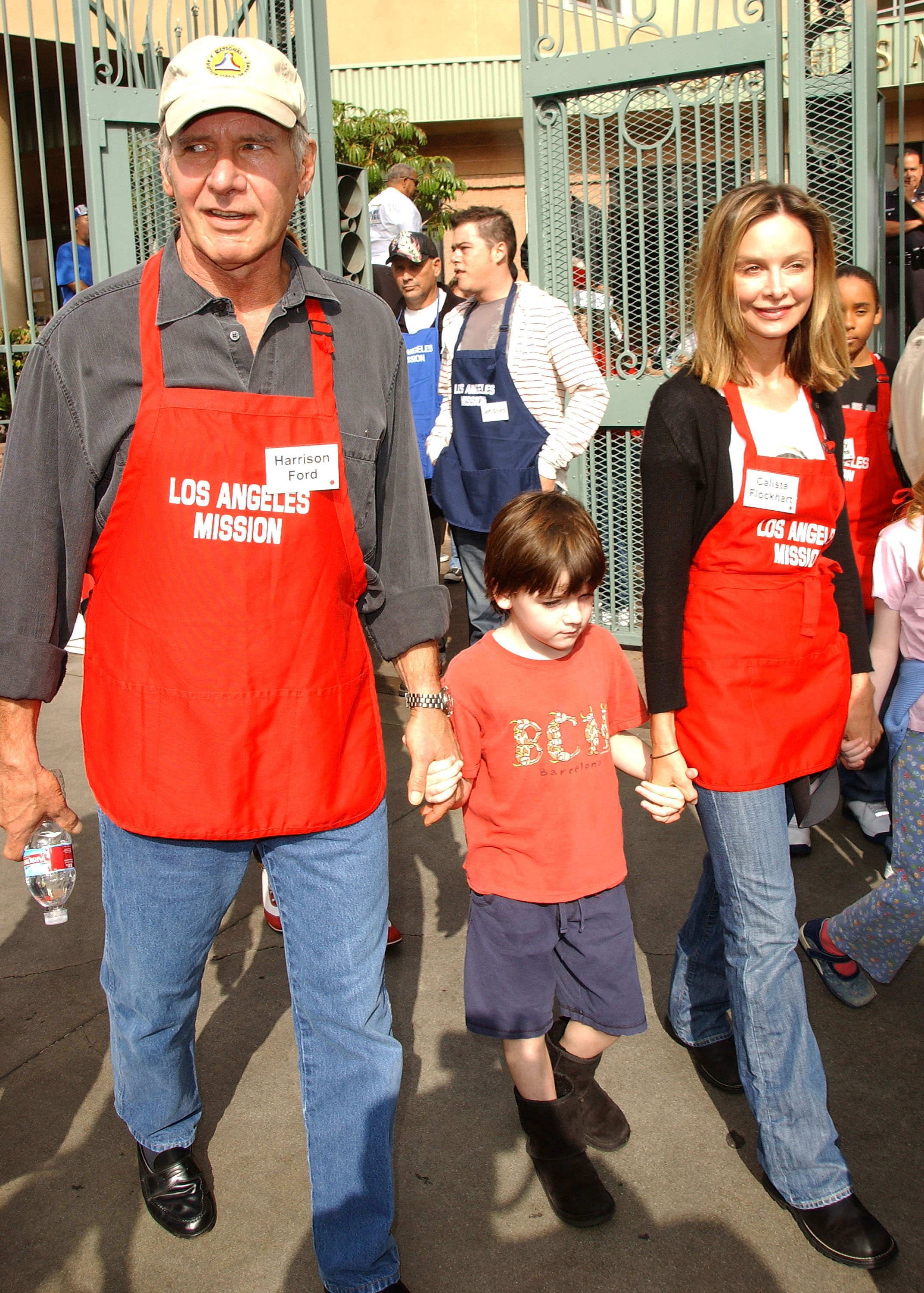 Harrison Ford and Calista Flockhart and their son Liam Flockhart served Thanksgiving dinner to the Skid Row homeless at the Los Angeles Mission on November 21, 2007, in Downtown Los Angeles, California | Source: Getty Images