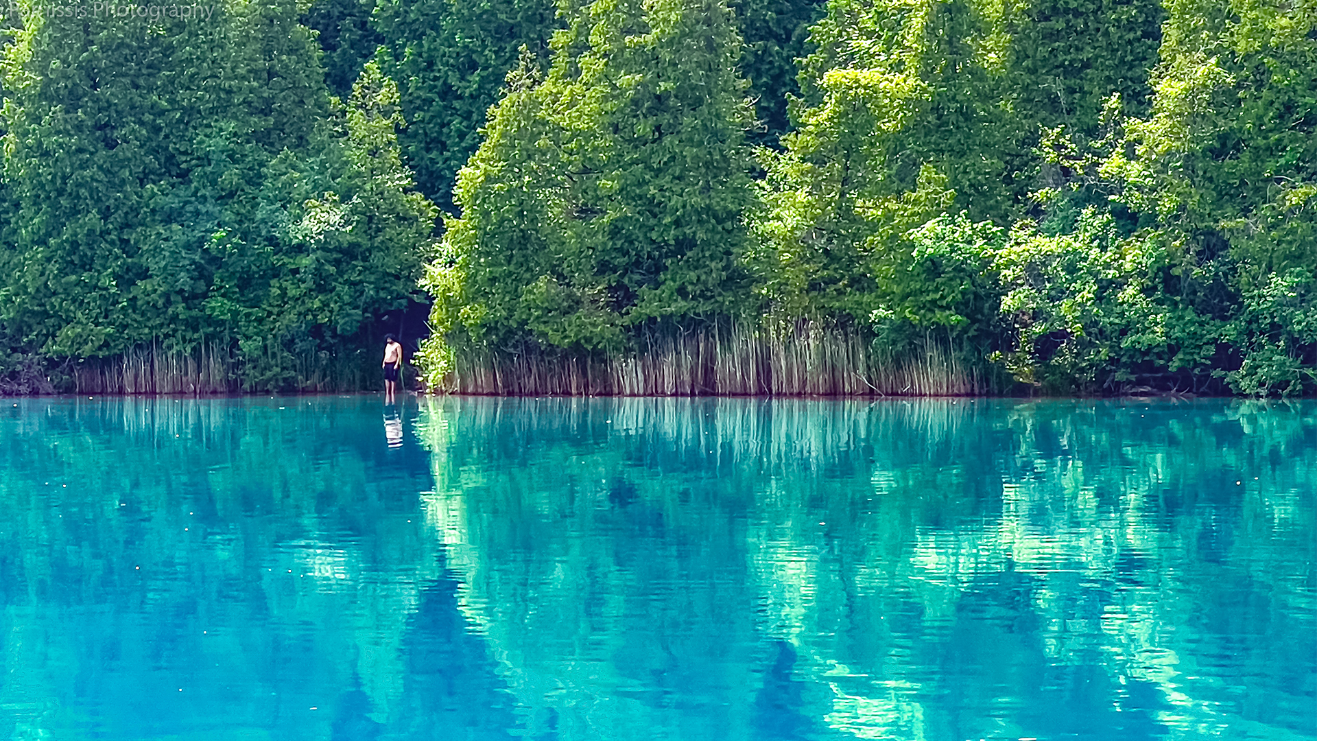 The US city park boasts a lake that is the same color as the Caribbean Sea