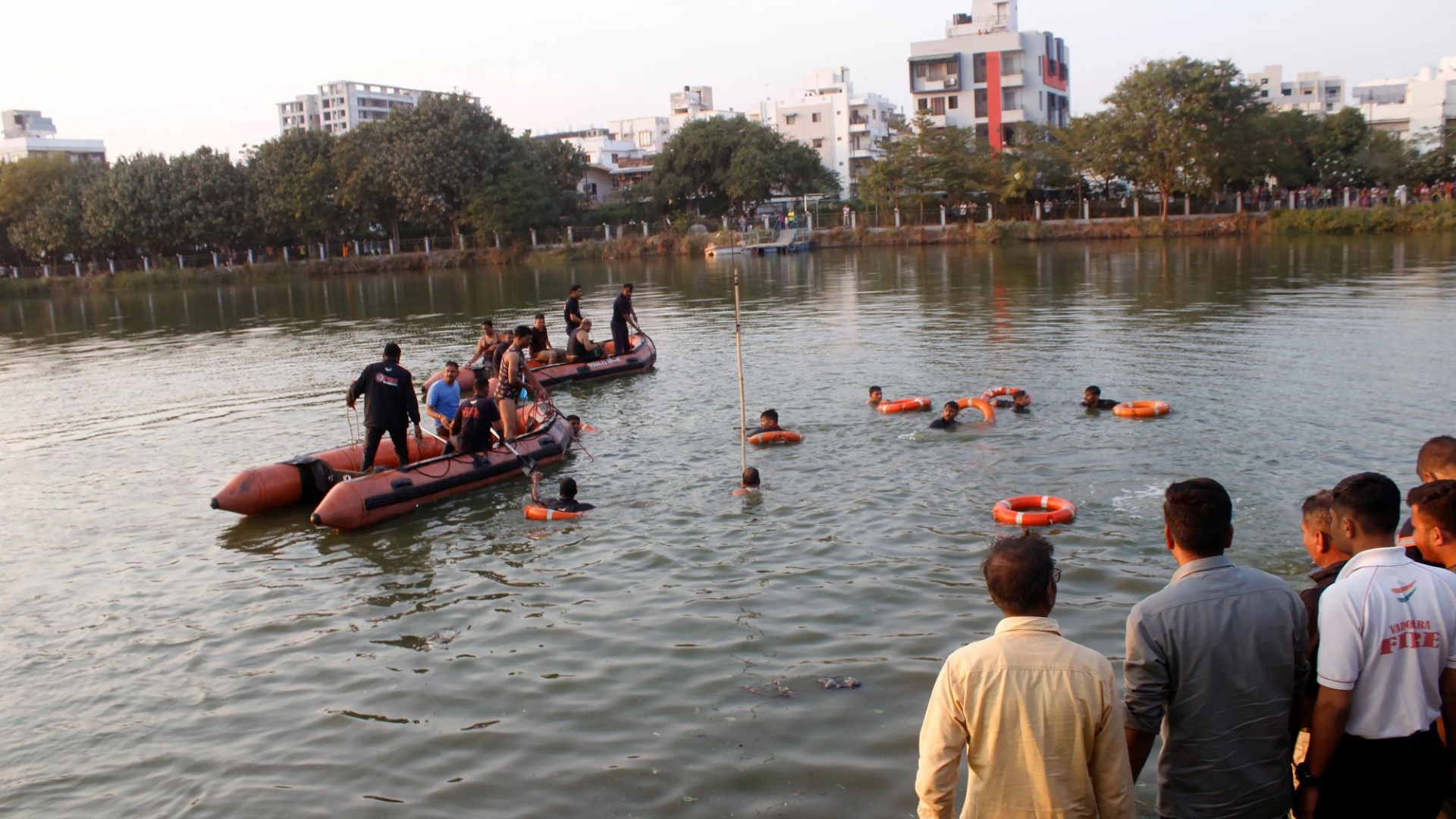 Tragedy Strikes: School Group Drowns as Rescuers Search for Survivors