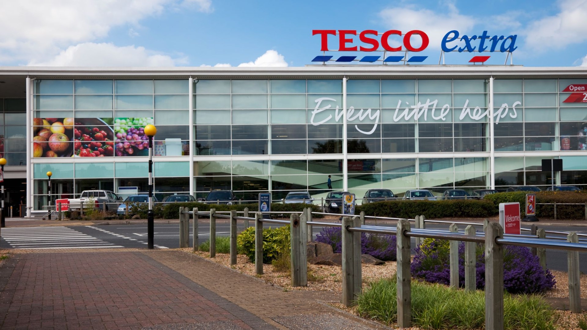 Tesco Customers Stunned as Mega Star Steps in to Assist Supermarket Staff