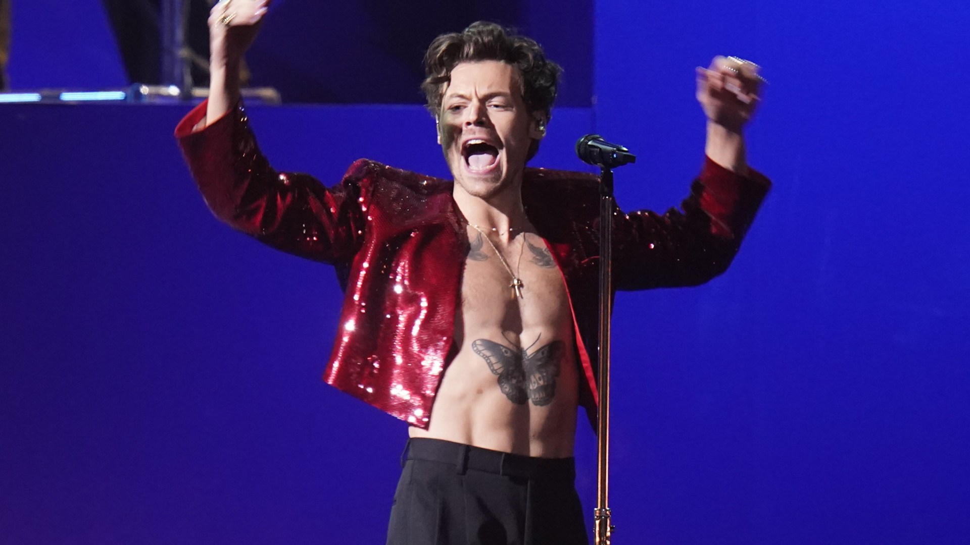 Harry Styles inundated with 8,000 stalker notes and wedding cards at his home – shocking encounter revealed!