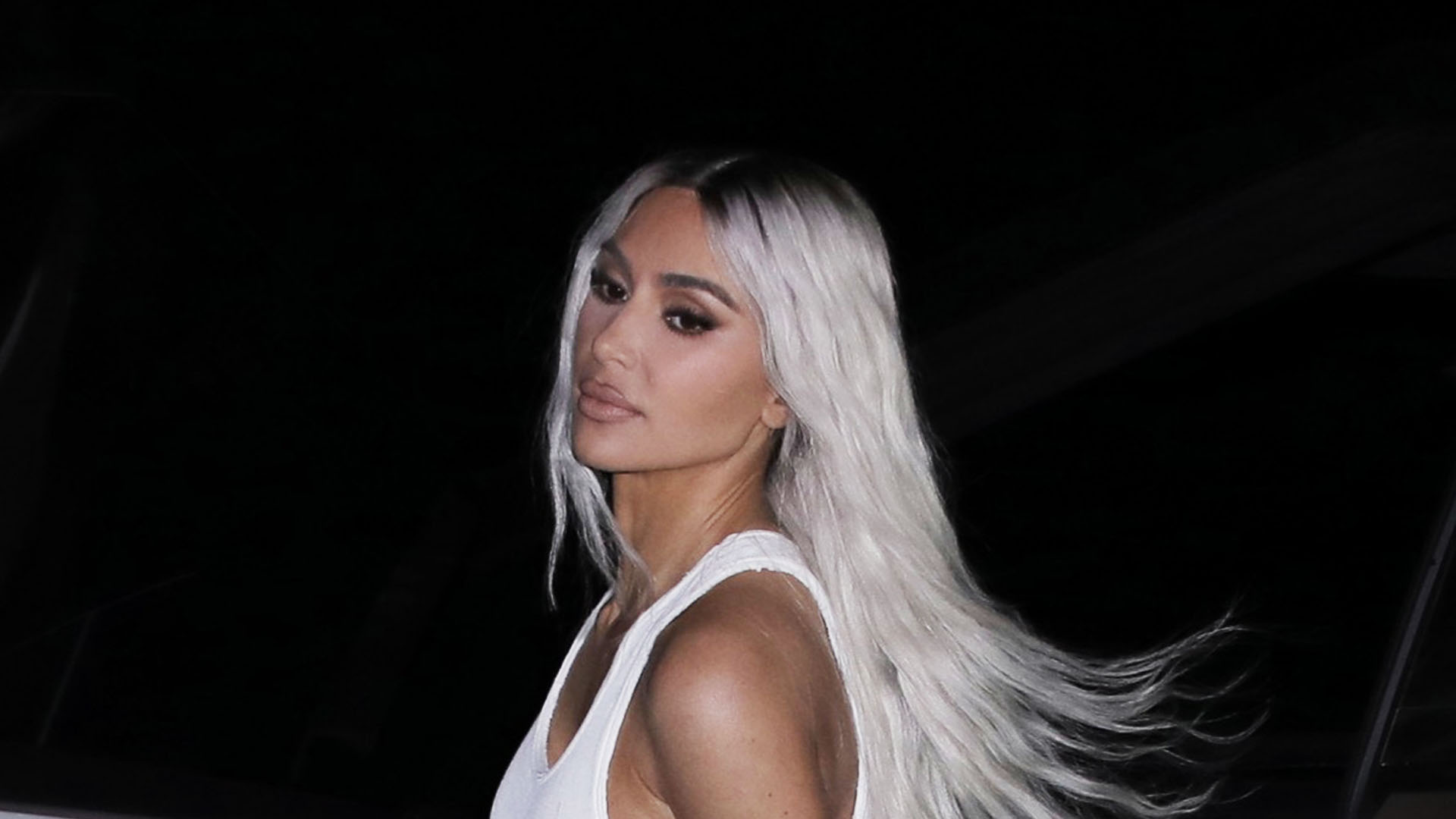 Kim Kardashian Stuns in Blonde Hair & Leather Pants as She Emerges from Tesla Truck – A Celeb Style Transformation!