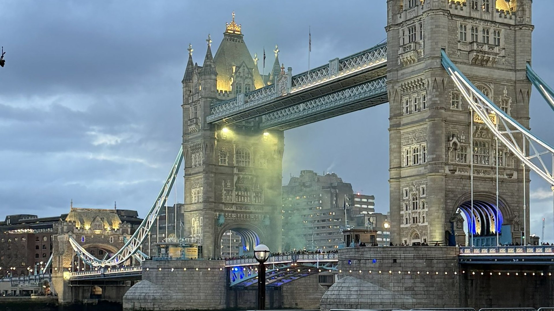 Pro-Palestine Protesters Storm Tower Bridge, Igniting Flares – Breaking News