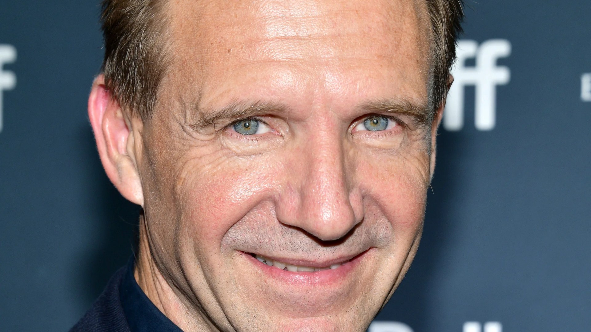Ralph Fiennes’ Bold Take on ‘Soft’ Audiences and the Controversy of Woke Trigger Warnings in Theatre