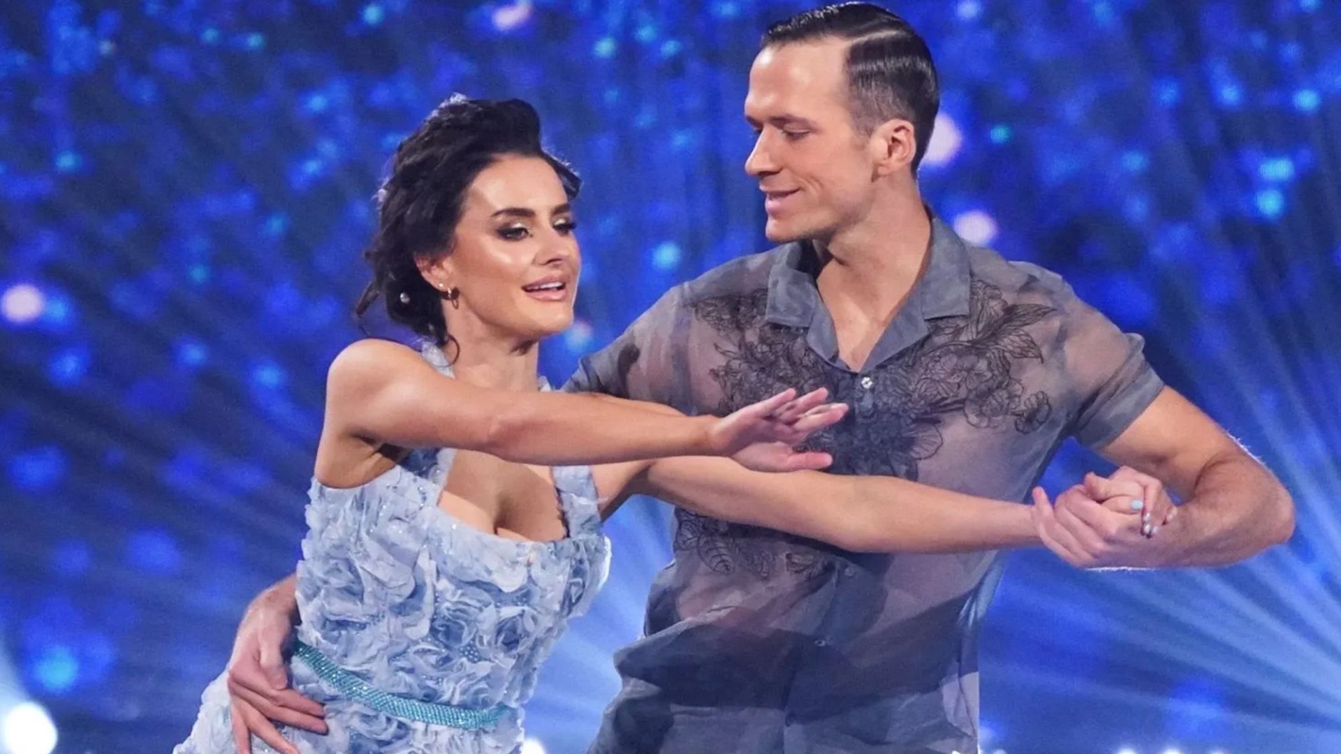 “Amber Davies’ Heart-Stopping Fall & Injury on Dancing On Ice – Will She Make It to the Final?” #AmberDavies #DancingOnIce #Injury #Finals