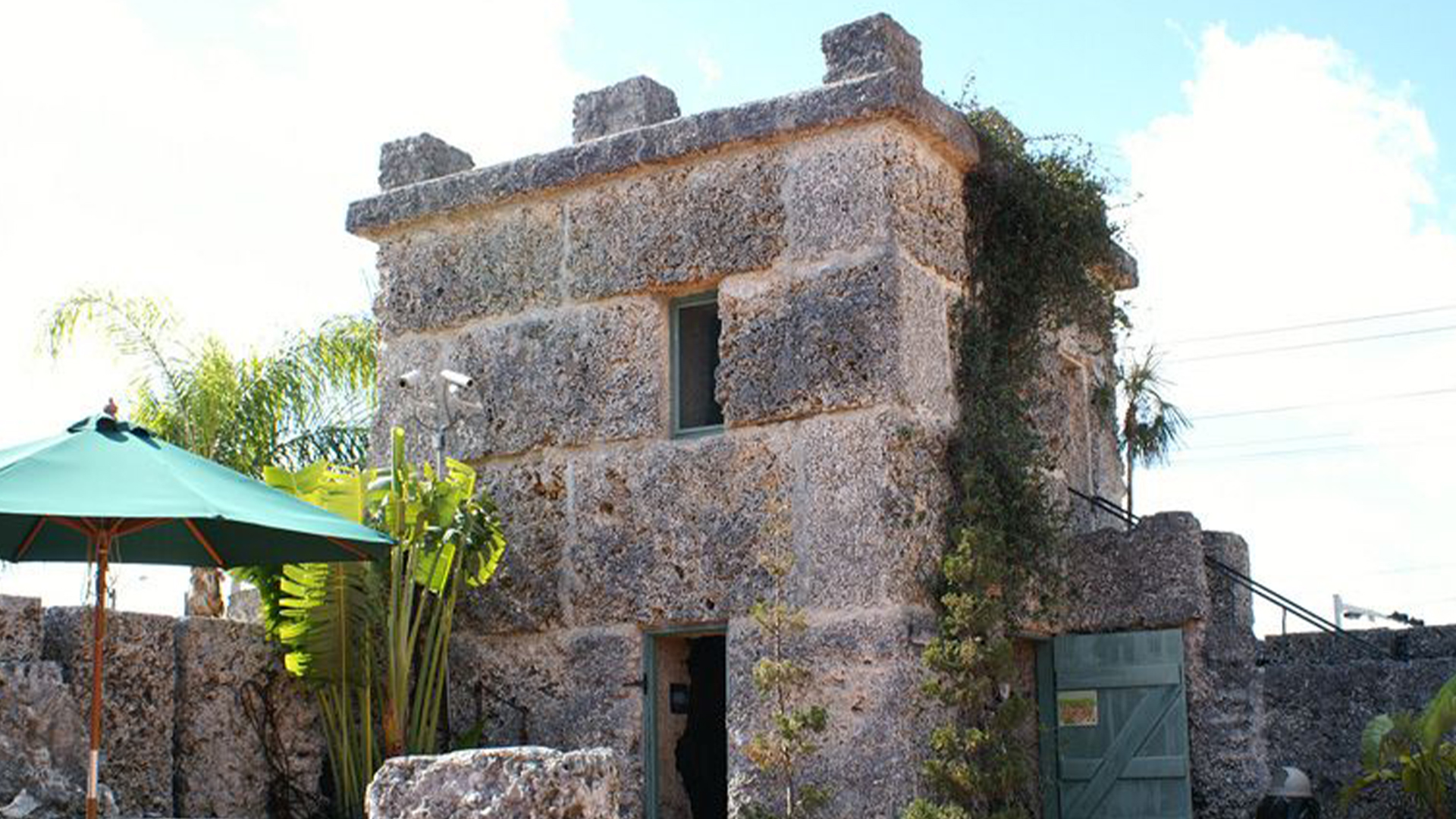 Discover the Heartbreaking Story Behind Florida Castle ‘Built by Aliens’ from Coral – Inspiration for Famous YouTuber Revealed!