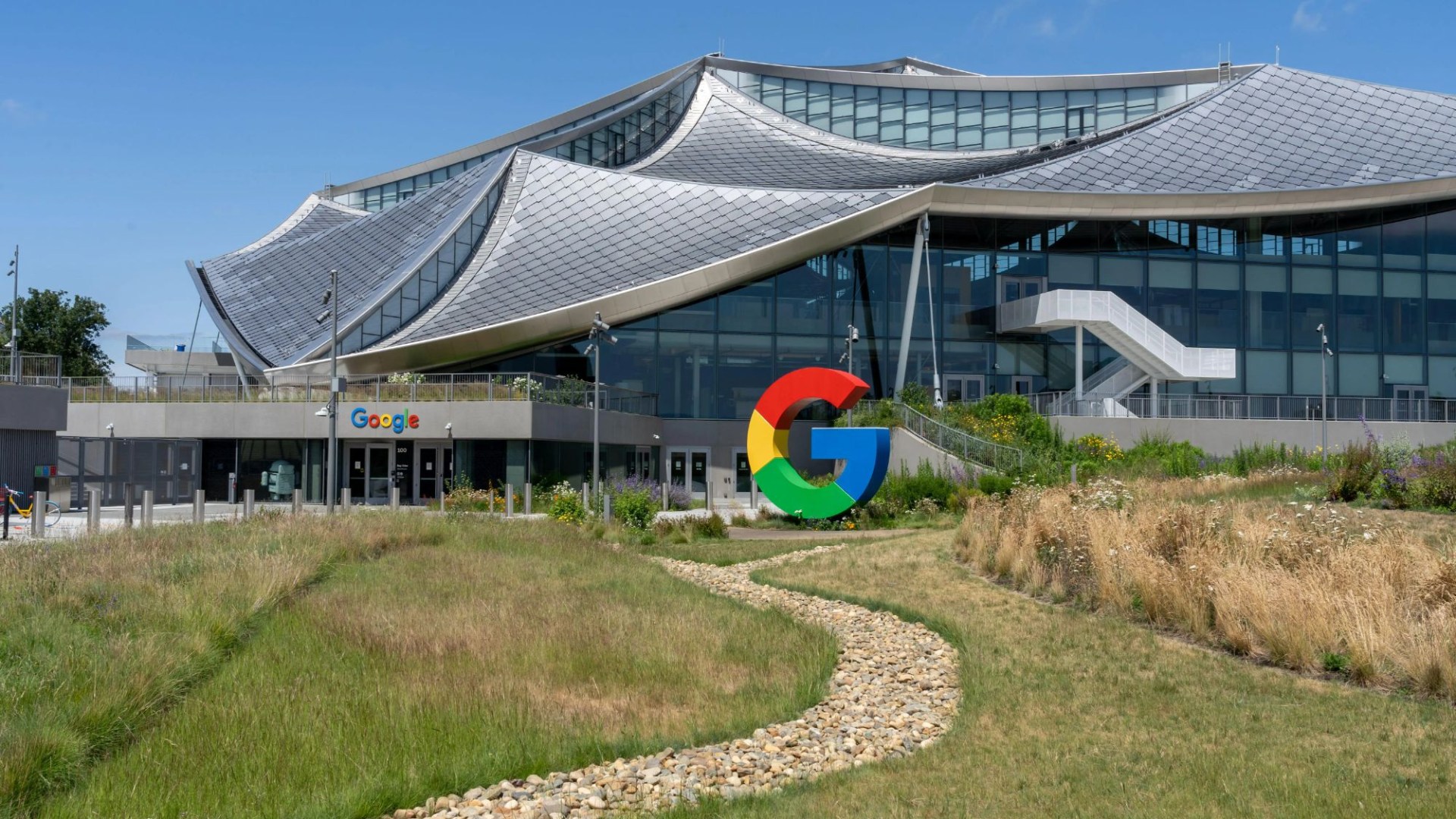 Google’s Silicon Valley Office Plagued by Terrible WiFi – Employees Forced Outdoors to Connect!