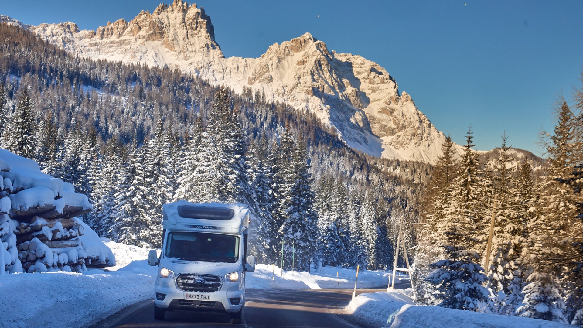 Master the Art of Winter Motorhome Travel: Stay Cozy, Enjoy Stunning Views