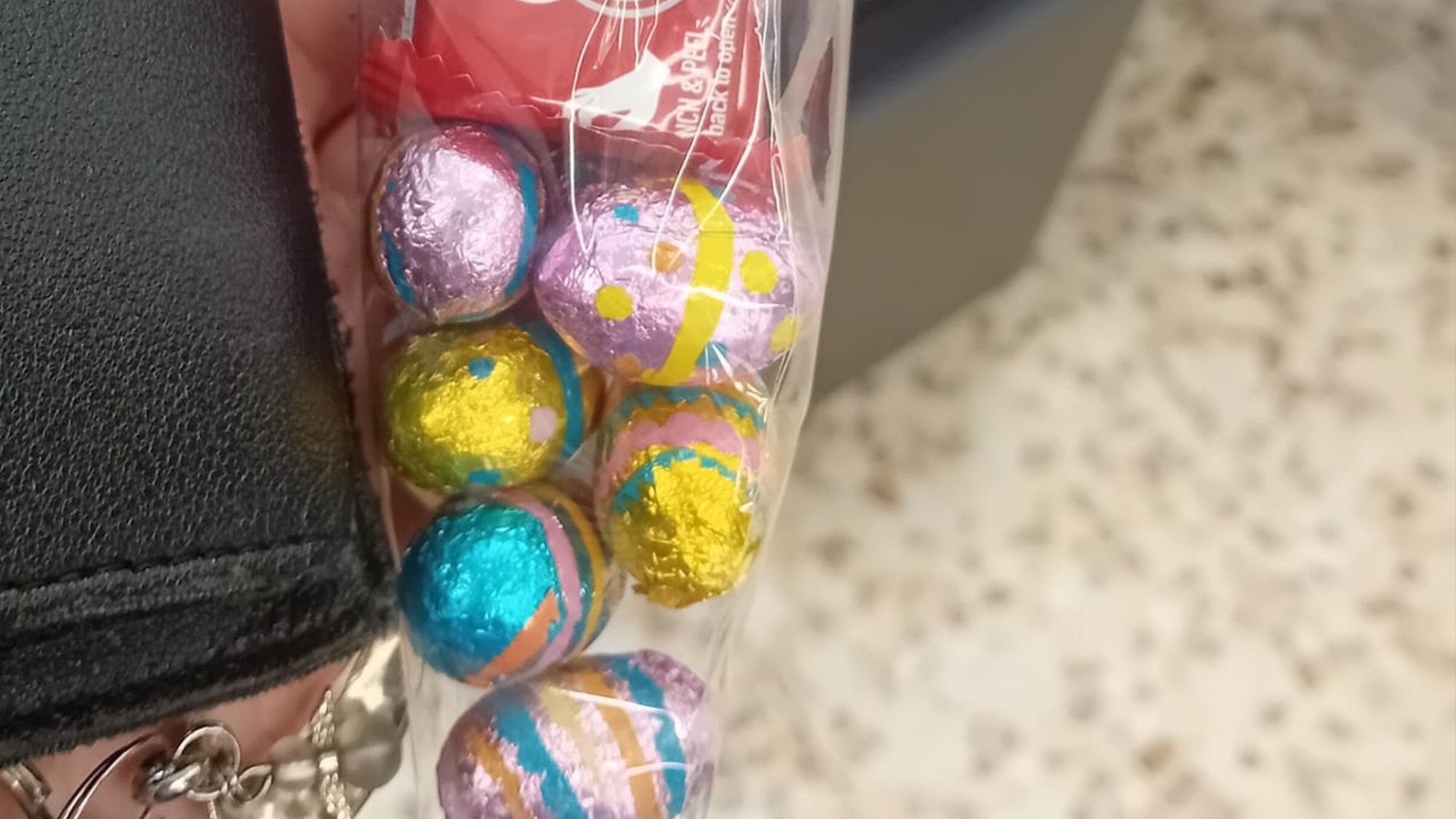 “Score FREE Easter chocolates at the supermarket and watch shoppers go wild – discover the secret here!” #Easterchocolates #supermarket #freedelivery