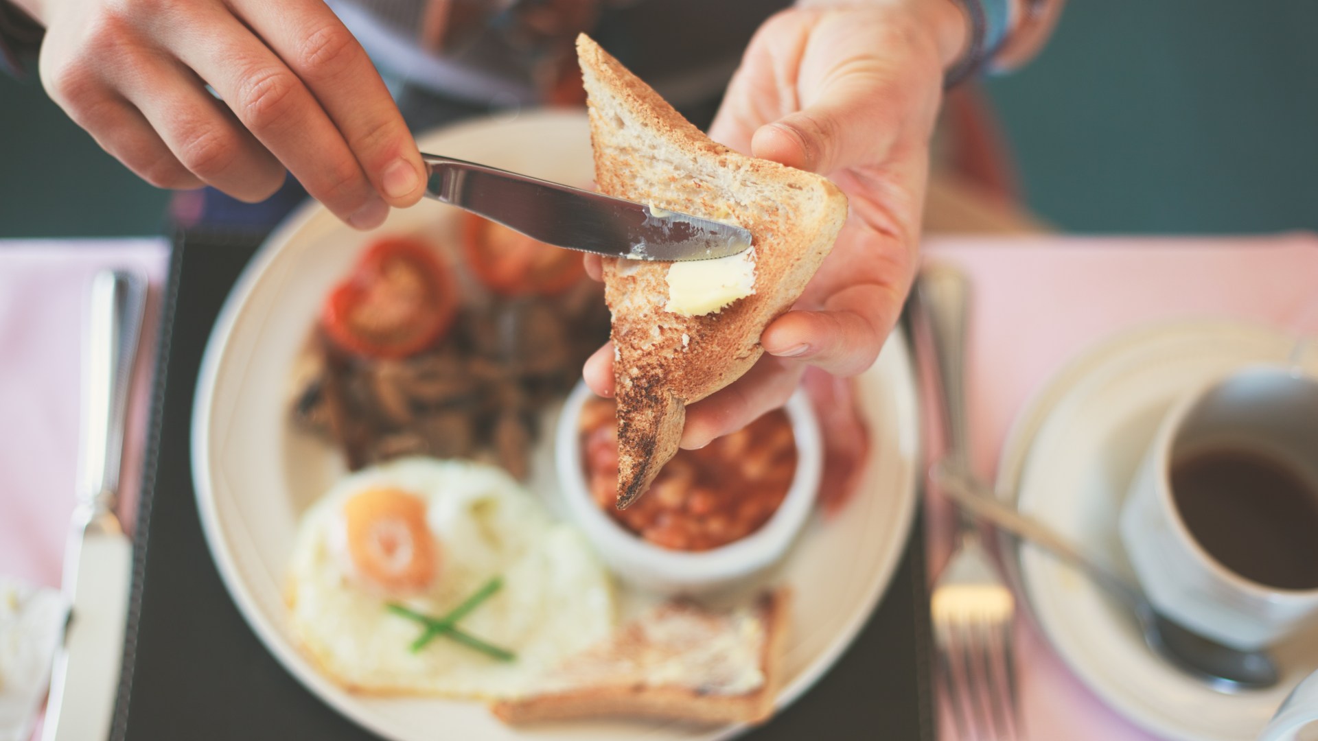 Warning: Don’t Eat This Popular Hotel Breakfast Buffet Item – Fingers Always Contaminate!