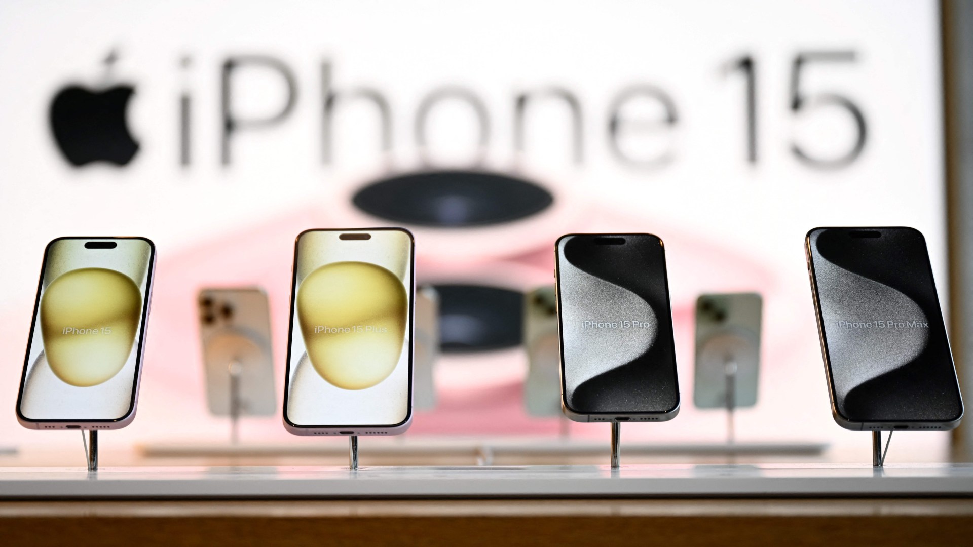 Apple’s Mobile Phone Dominance Dethroned in Sales Slump – Find Out Who’s on Top Now!