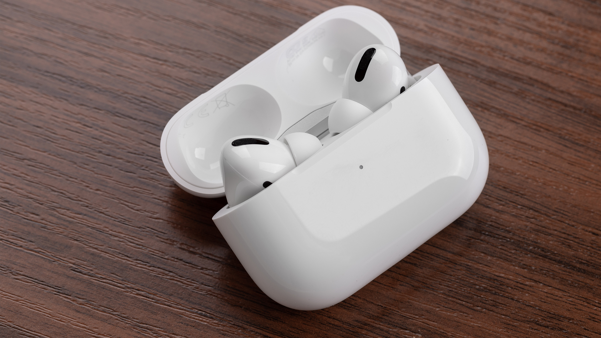 Apple’s Top Tips for Safely Cleaning and preserving your AirPods- Avoid these 4 Common Mistakes!