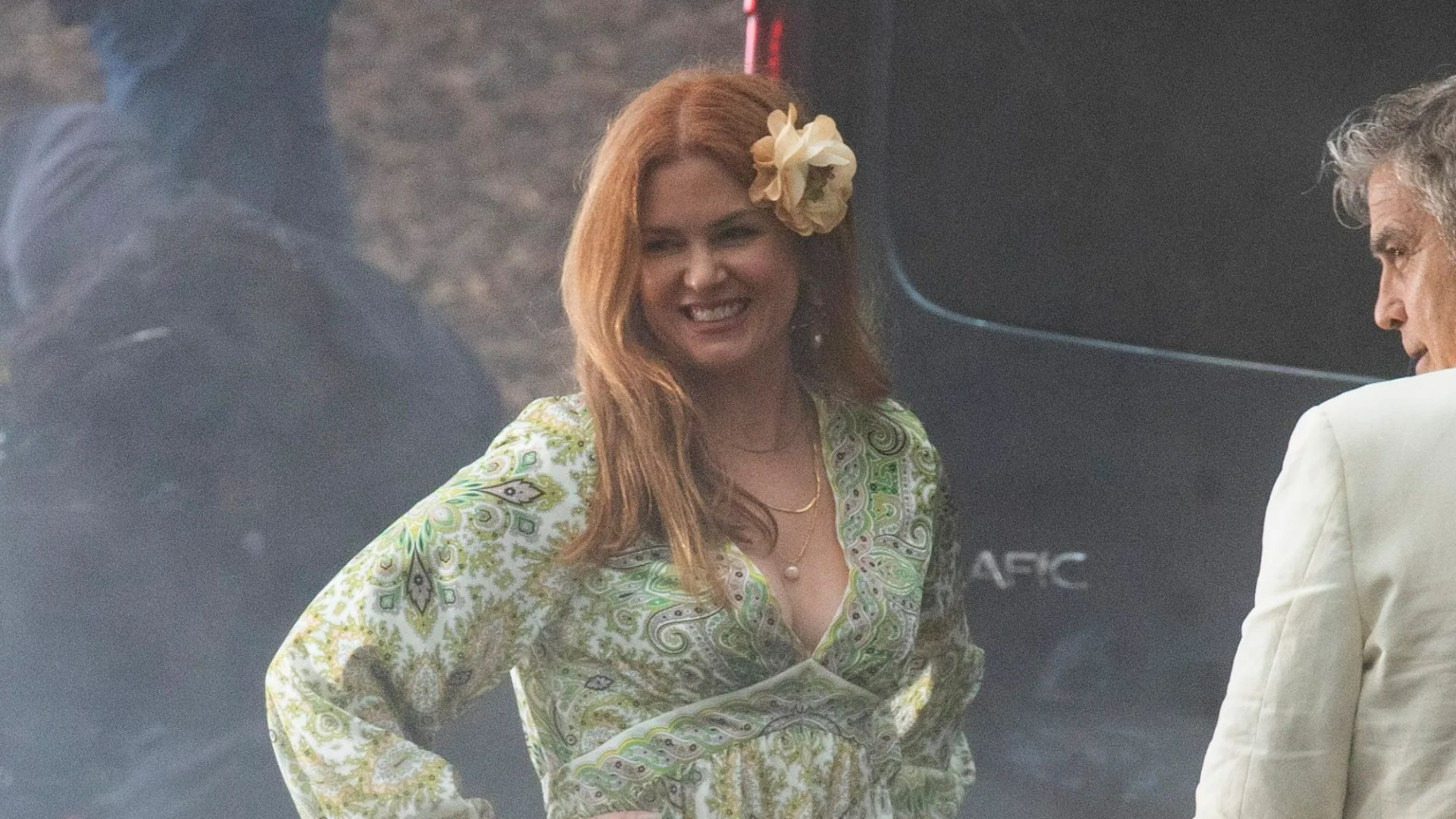 “Isla Fisher beams with joy while locking lips with George Clooney in latest film despite breakup with Sacha Baron Cohen” – Hollywood romance gossip and celebrity news analysis