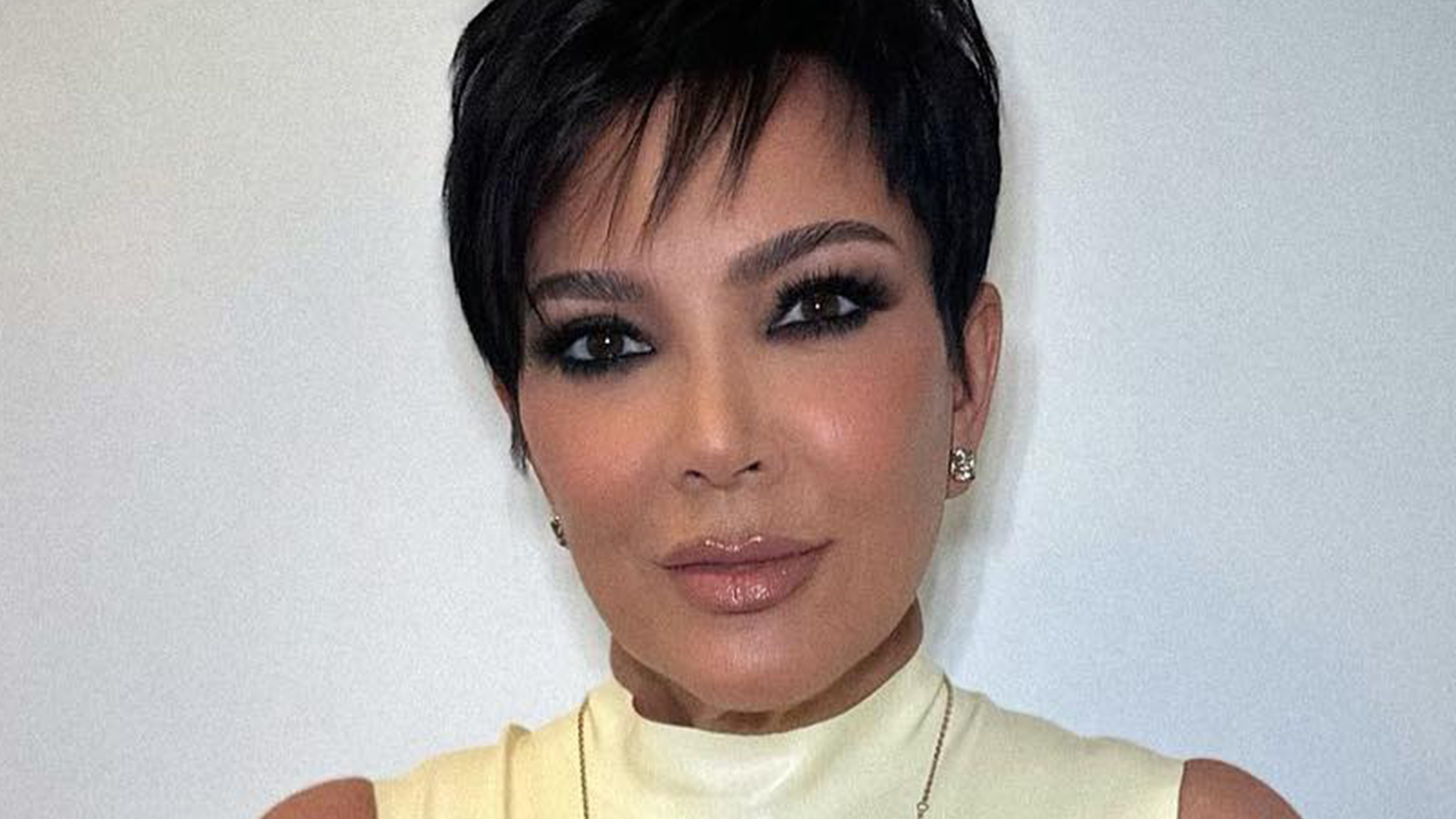 Kris Jenner stuns in oversized cape at LA gallery after weight loss scare – stylish and confident