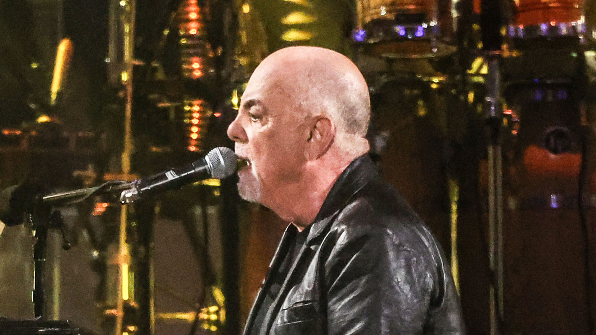 Legendary Billy Joel serenades ex-wife Christie Brinkley with Uptown Girl at MSG – fans declare him the ultimate ‘GOAT’ singer!