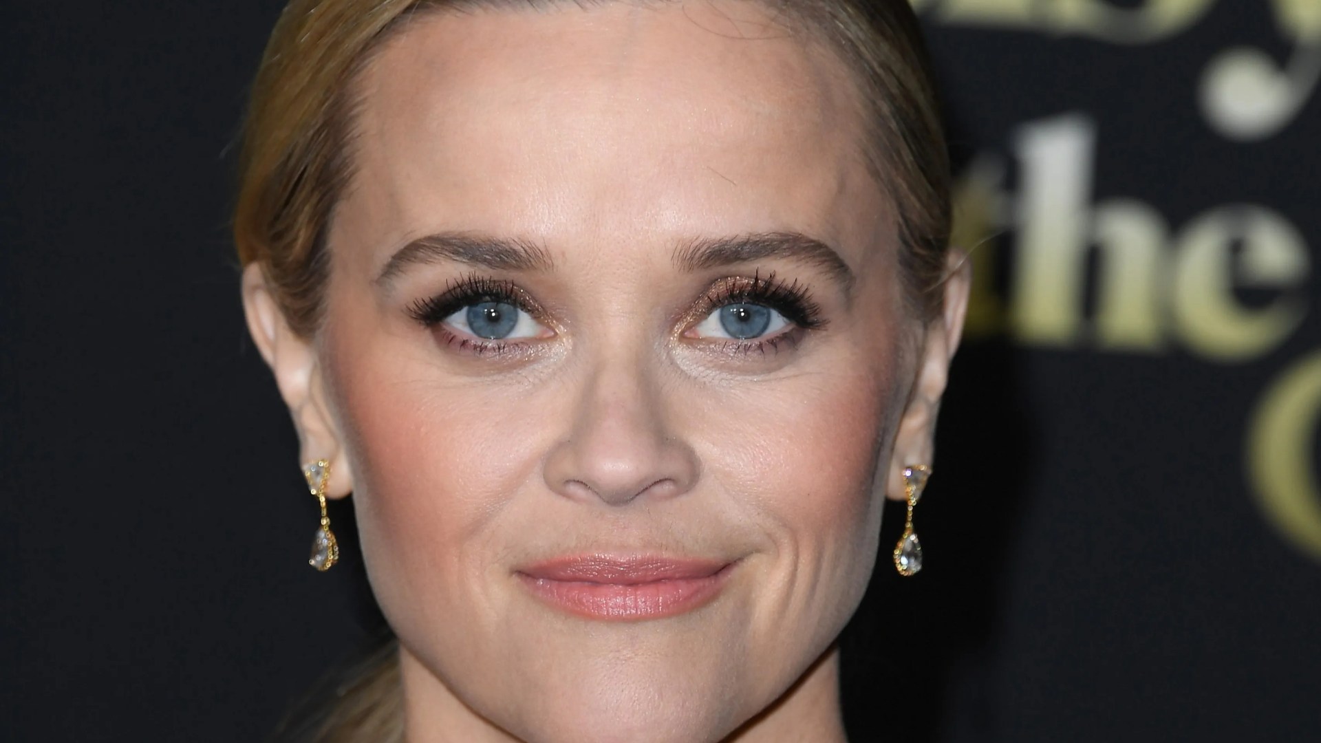 Unlock Reese Witherspoon’s Youthful Secret: Celebrity Hairdresser Reveals How to Look Younger Using Your Ears