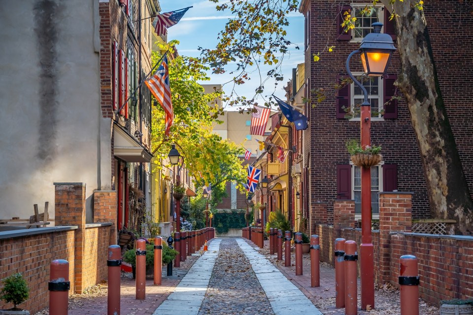 A look into Philadelphia's oldest street Elfreth's Alley, dating back to 1703